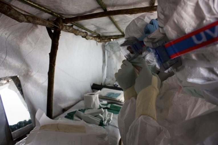 Unité d'isolation pour les cas suspects d'Ebola à Kaluamba en 2009. La RDC est une zone endémique du virus Ebola. MSF