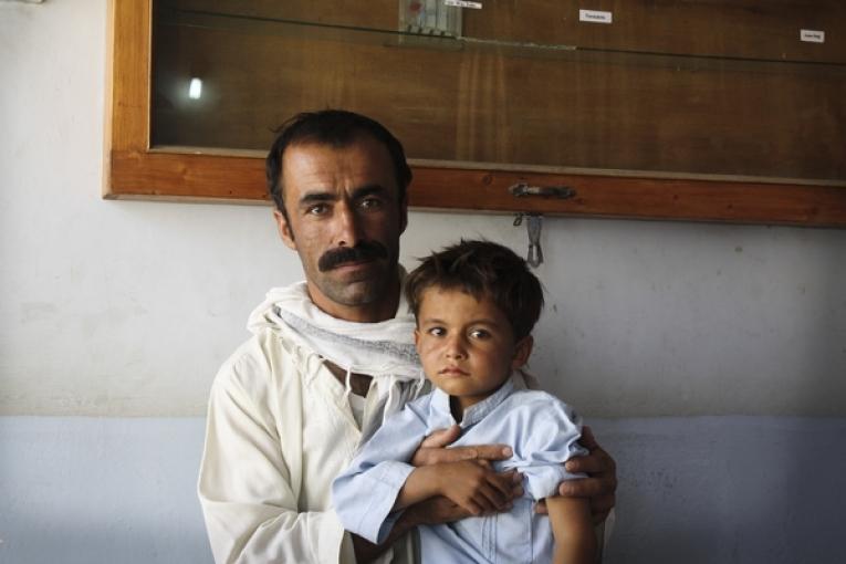 Un père et son fils à l'hôpital MSF de Ahmed Shah Baba.