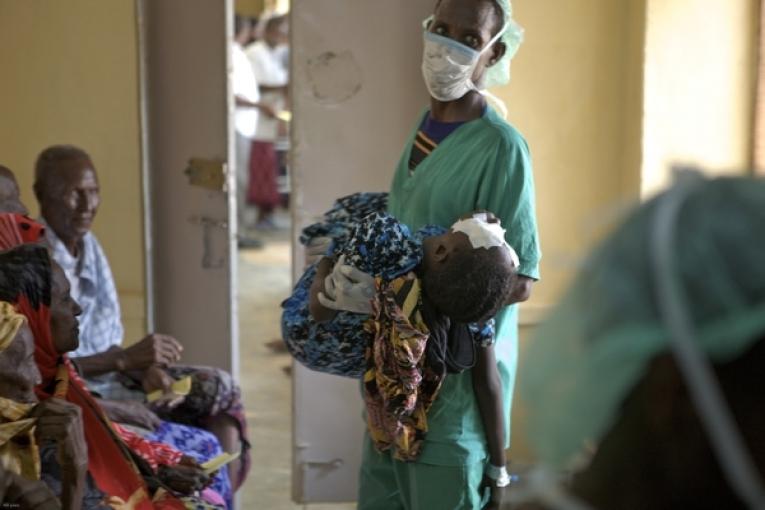 une jeune patiente souffrant de la cataracte est soignée à l'hôpital MSF de Galcayo (2010)