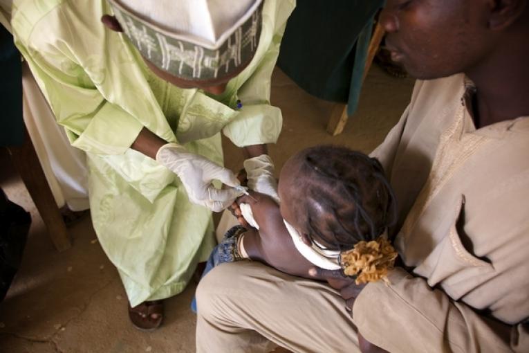 Nigeria : une petite fille est vaccinée contre la rougeole par un employé MSF (2010)