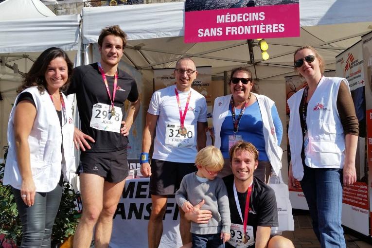 Une partie de l'équipe MSF devant le stand au Marathon de Toulouse 2015