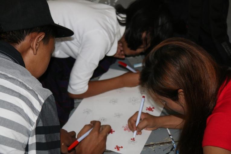 Des adolescents séropositifs suivis par MSF à Rangoun sont invités à exprimer leur ressenti en peignant et en écrivant des lettres en vue de la Journée Mondiale de Lutte contre le Sida 2016.