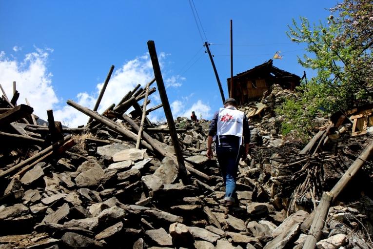 Une équipe MSF explore par hélicoptère des villages reculés qui ont été touchés par le séisme du 25 avril et où l'aide n'est pour l'instant pas encore parvenue.