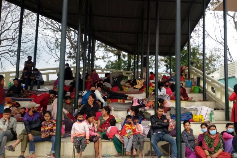Le camp de Tundikhel dans le centre de Katmandou abrite actuellement des milliers de personnes dont la plupart ont perdu leur habitation.