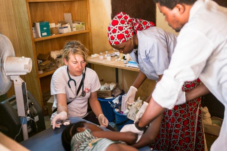 Un patient atteint de méningite pris en charge au centre MSF de Lazaret à Niamey au Niger. Mai 2015