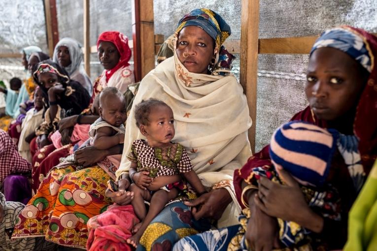 Khadija Yana 35 ans a huit enfants. Elle vit dans les faubourgs de Ngaroua. Khadija amène sa fille de 10 mois Fanta Moustapha au centre de santé du village parce qu'elle souffre d'une conjonctivite et elle a attrapé froid depuis deux jours.