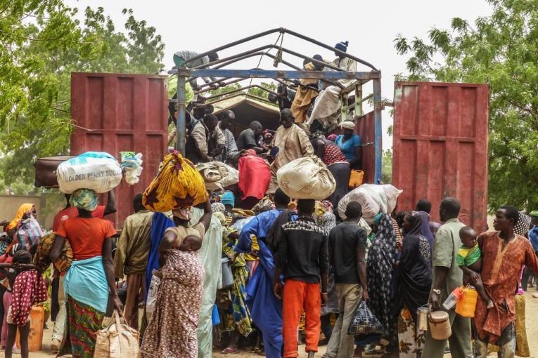 Des milliers de personnes fuyant leur village dans les îles du lac Tchad au sud est du Niger.