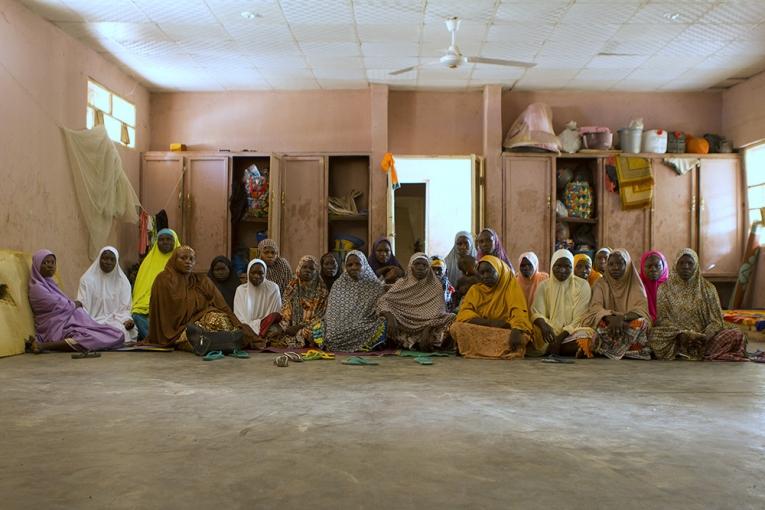 La population déplacée a été installée sur différents sites à Maiduguri.Ici des femmes nigériannes dans la salle de classe où elles logent dans le centre de formation des professeurs d’arabe. 