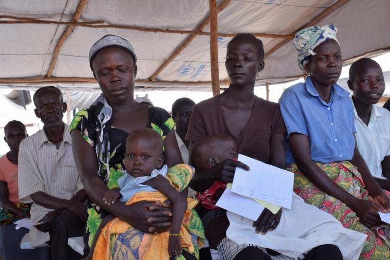 Des patients à la policlinique de MSF dans le camp de réfugiés sud soudanais de Bidi Bidi en octobre 2016.