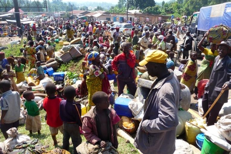 A Bunagana dans le sud ouest de l'Ouganda les réfugiés congolais traversent la frontière pour échapper aux combats entre les groupes rebelles et l'armée congolaise dans la région du Nord Kivu.