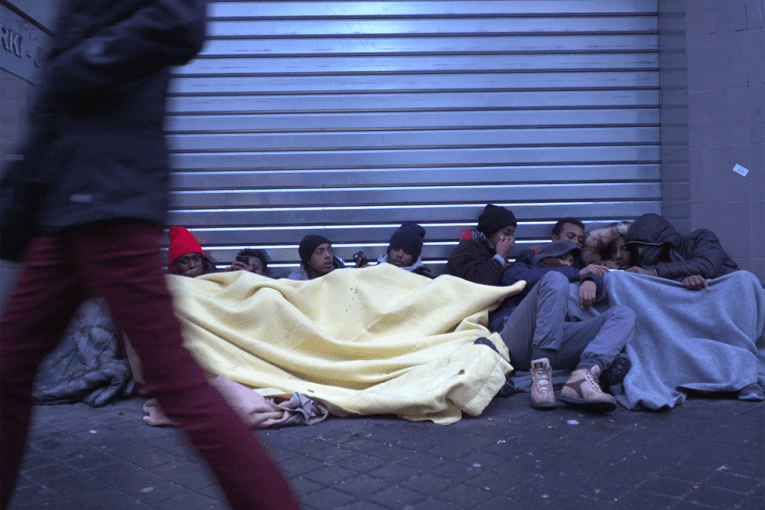 Des migrants blottis sous des couvertures près de la Halle Pajol dans le 18ème arrondissement de Paris le 10 janvier 2017. Armelle Loiseau/MSF