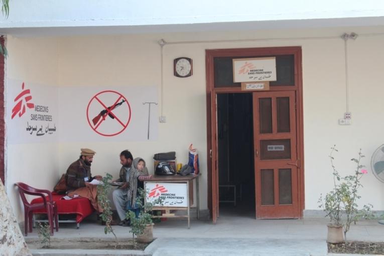 MSF soutient l'hôpital d'Hangu en gérant la salle d'urgence et en fournissant des soins chirurgicaux.