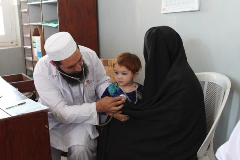Consultation pédiatrique par un médecin MSF à l'hôpital de Sadda Agence de Kurram zones tribales sous administration fédérale. MSF