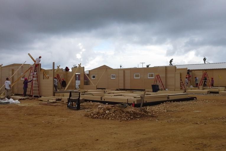 MSF a lancé la construction d’un hôpital préfabriqué à Guiuan destiné à remplacer provisoirement l’hôpital sous tente.