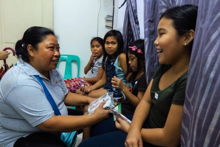 MSF intervient à Tondo avec Likhaan une ONG locale afin de dépister les cas de cancer du col de l'utérus chez les femmes du bidonville mais également pour faire de la prévention et vacciner les jeunes filles de 9 à 13 ans.