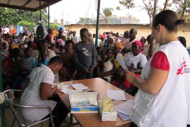 De nombreux patients attendent une consultation à l'hôpital d'Abobo Sud à Abidjan  Mai 2011