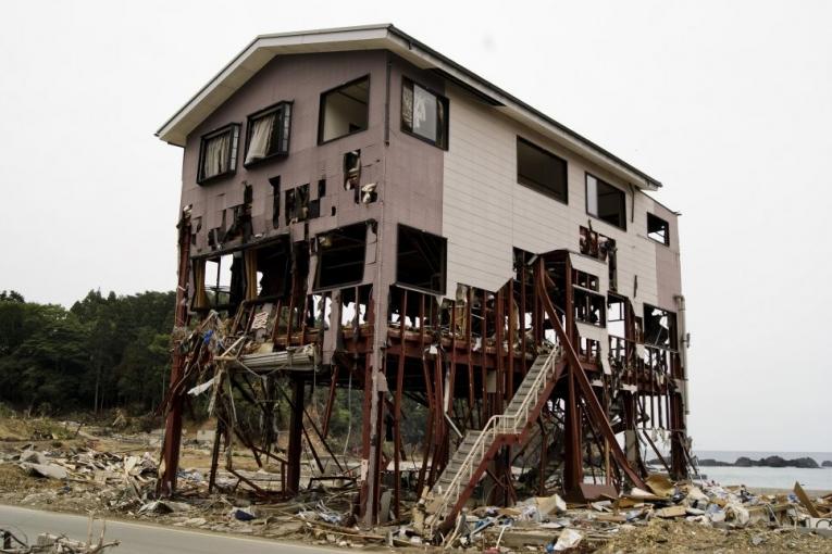 Maison détruite après le séisme et les tsunamis dans la préfecture de Miyagi