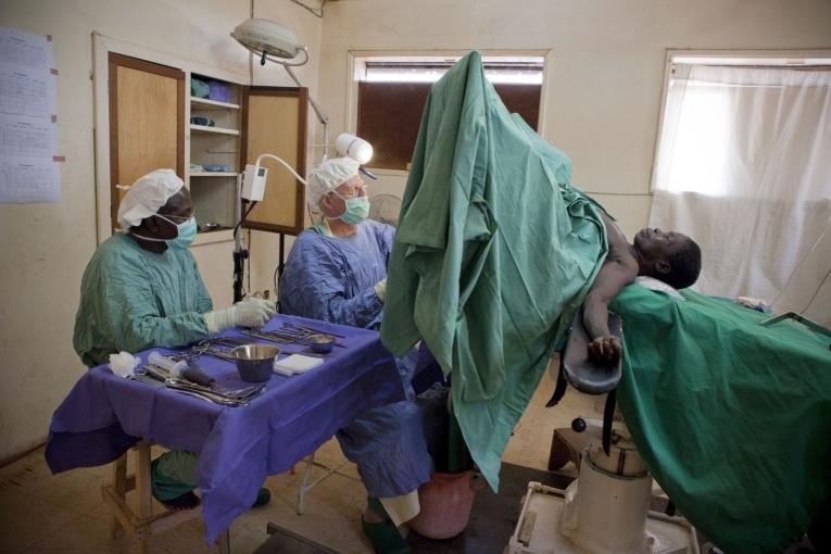 Chirurgie réparatrice lors de l'opération d'une fistule obstétricale  Boguila République Centrafricaine