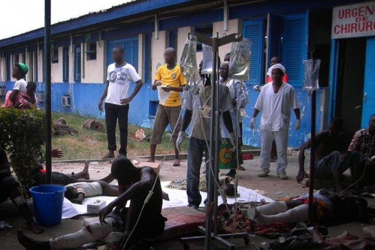 Afflux de blessés dans l'hôpital d'Abobo Sud en Côte d'Ivoire le 17 mars 2011