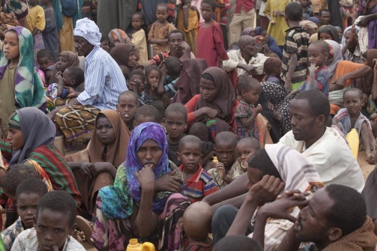 Des réfugiés Somaliens attendent à l'entrée du camp de Dadaab