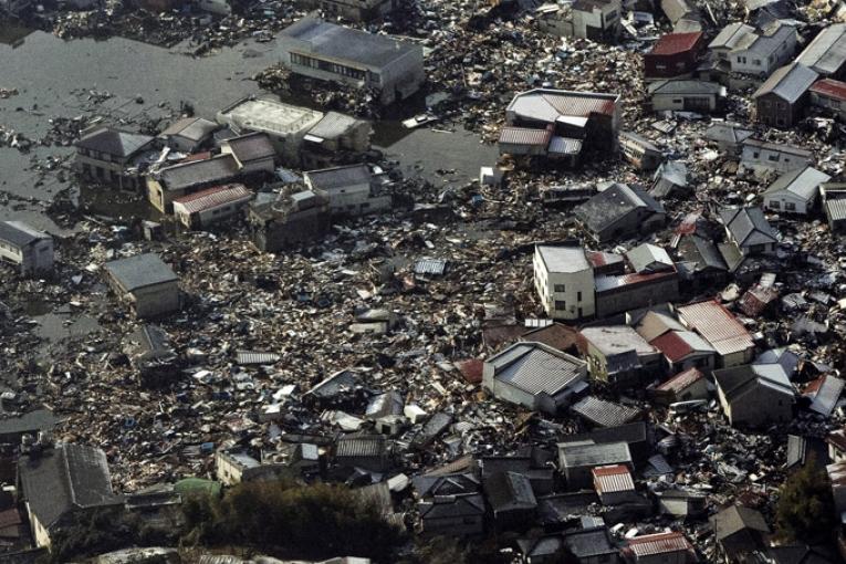 Vue aérienne après le séisme et le tsunami près de Kesennuma préfecture de Miyagi 12 mars 2011