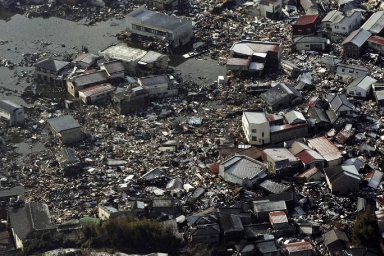 Vue aérienne après le séisme et le tsunami près de Kesennuma préfecture de Miyagi  12 mars 2011