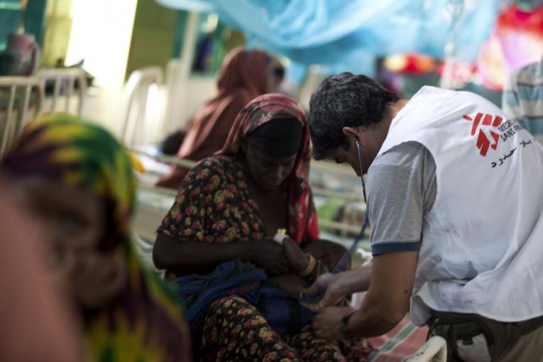 Un médecin examine un enfant malnutri dans un centre nutritionnel au coeur du camp de Dadaab au Kenya.