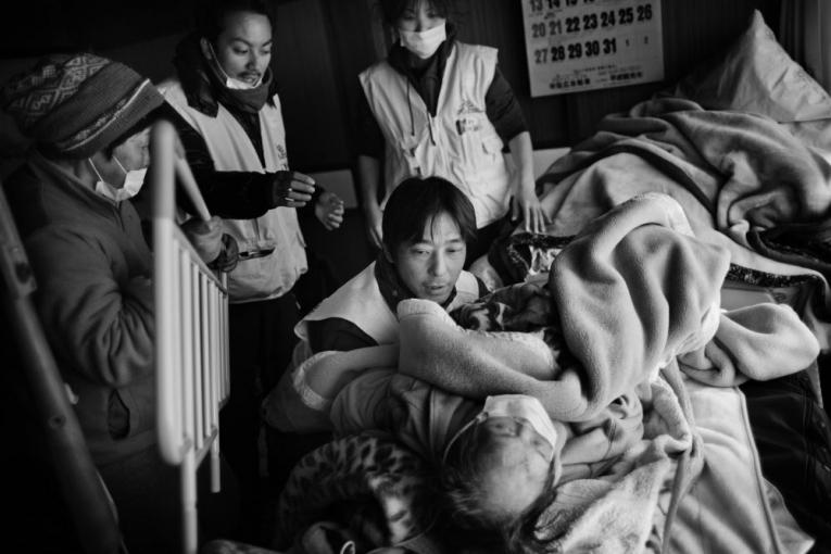 Un médecin de MSF en consultation avec une personne âgée à Minami Sanriku au Japon le 23 mars 2011