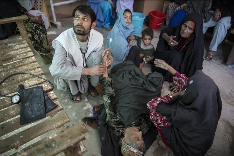 Dr. Fazal Hadi MSF dans la salle des urgences hôpital Boost