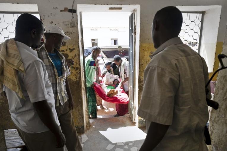 Un blessé est amené à l'hôpital de Galcayo en Somalie après un clash en août 2011.
