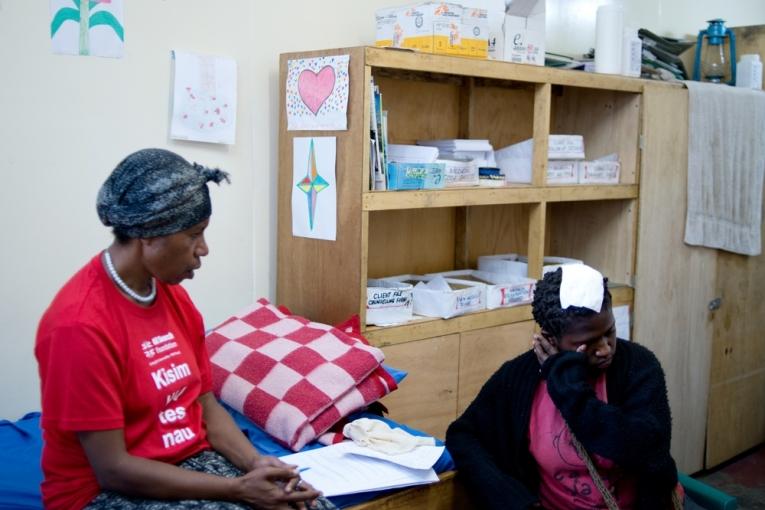 Des patientes reçoivent un traitement dans le centre de Support Familial de Tari en Papouasie Nouvelle Guinée.