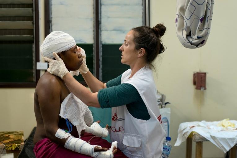 Une femme prise en charge par MSF à l'hôpital de Tari en Papouasie Nouvelle Guinée en décembre 2015. Elle est venue se faire soigner après avoir été agressée par son mari.