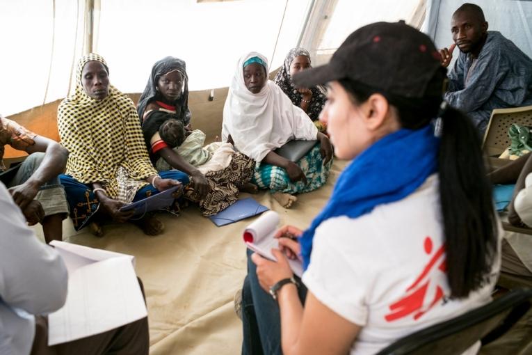 Ines Belkhodja psychologue MSF parle avec l'association des femmes réfugiées de Dar es Salam.
