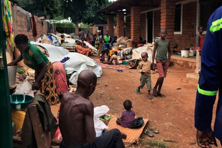 Photo prise le 3 août montrant quelques unes des 10 000 personnes réfugiées dans l'enceinte de l'hôpital MSF à Batangafo.