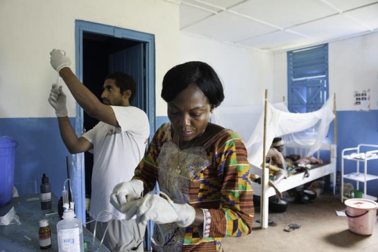 A l'hôpital de Mboki en République centrafricaine le Docteur Brian D'Cruz et l'infirmière Ursula Dagnan préparent le traitement pour une jeune fille atteinte de la maladie du sommeil.