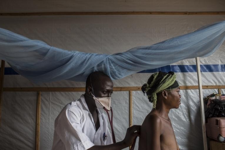 Consultation d'une patiente tuberculeuse à l'hôpital de Paoua en République centrafricaine Novembre 2012