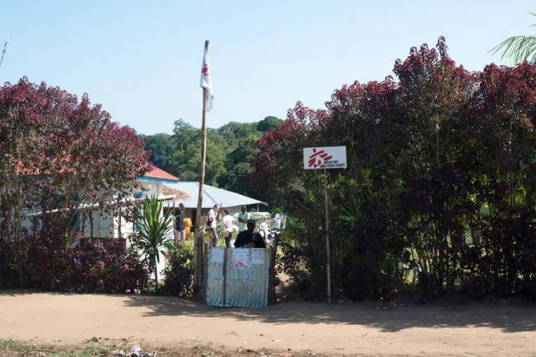 Entrée du centre de traitement ebola de MSF à Boende