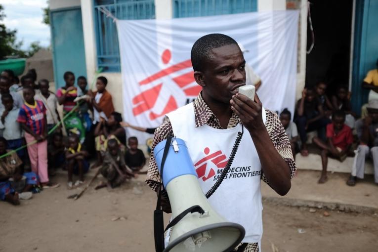 Les équipes MSF informent la communauté qu'elles mettent en place des séances de sensibilisation à propos de la transmission du VIH/sida. RDC 2015