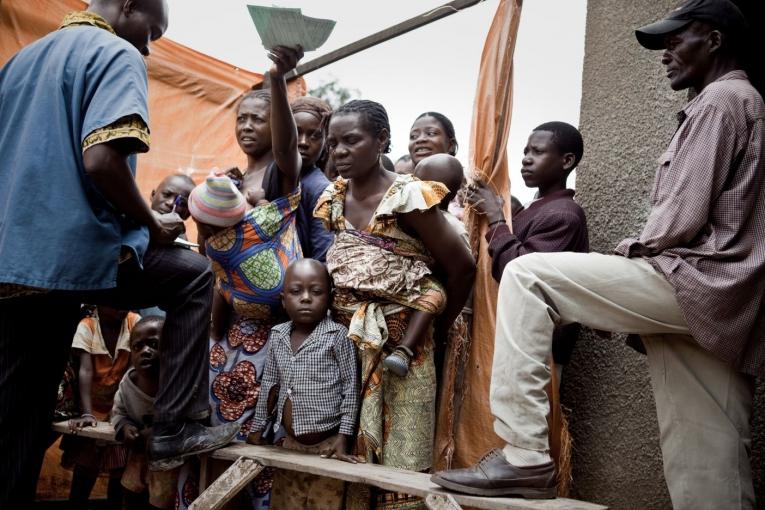 Des enfants attendent d'être vacciné contre la rougeole avec leur famille