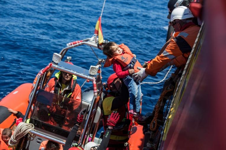 Un jeune garçon est transféré sur le Prudence au large des côtes libyennes le 9 juin 2017.