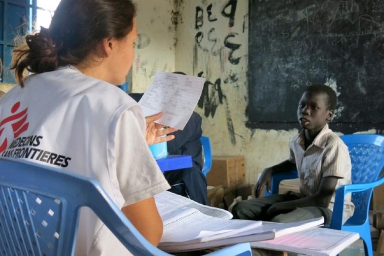 Consultation lors d'une clinique mobile dans une école à Awerial au Soudan du Sud le 3 janvier 2014.