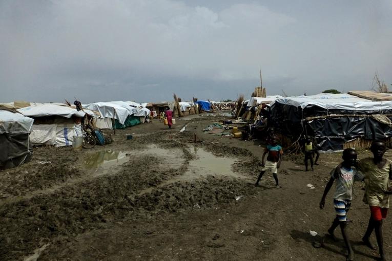 Camp de Bentiu Soudan du Sud : certaines parties du camp sont impraticables en raison de la boue et l'eau stagnante.