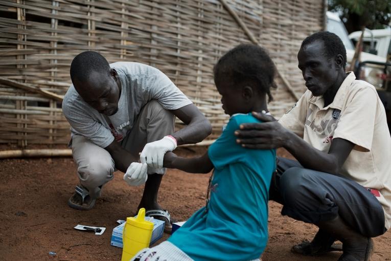 Une enfant est testée pour le paludisme. Octobre 2014 Nord Bahr el Ghazal Soudan du Sud Jacob Zocherman