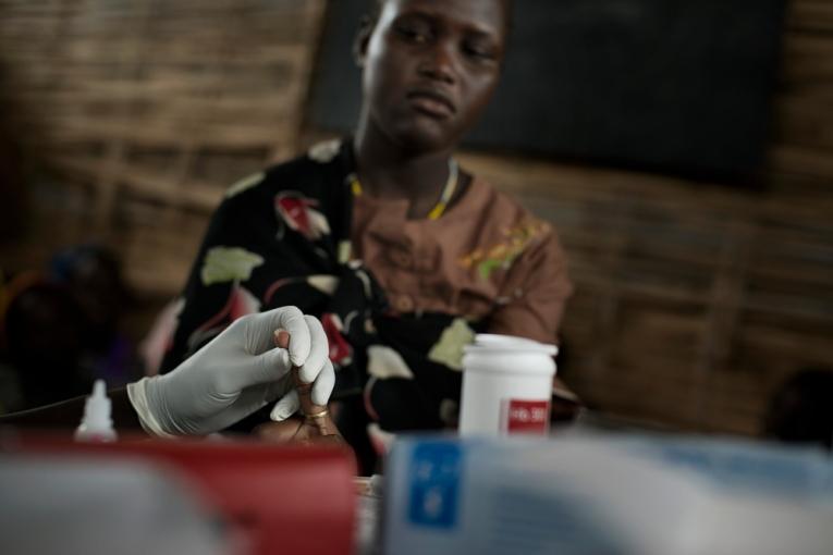 MSF effectue un test du paludisme. Octobre 2014 Nord Bahr el Ghazal Soudan du Sud