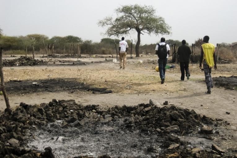 Lekwongole un village au nord de la ville de Pibor où MSF gère une clinique a été pratiquement rayé de la carte : les seuls vestiges de la clinique MSF sont le sol en béton et les murs.