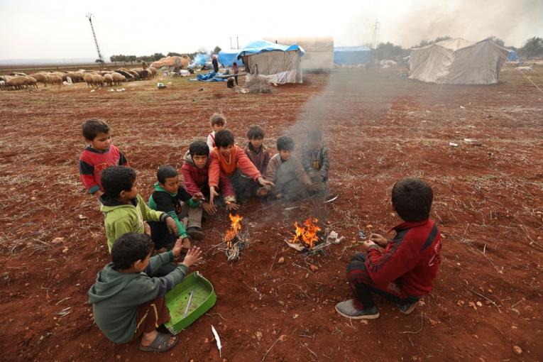 De jeunes Syriens déplacés avec leur famille.