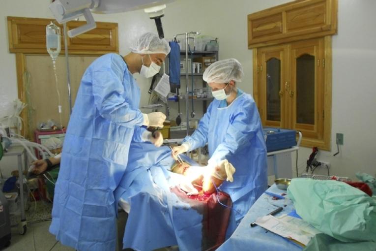 MSF prend en charge des urgences chirurgicales dans un hôpital aménagé dans une villa abandonnée dans le nord de la Syrie.