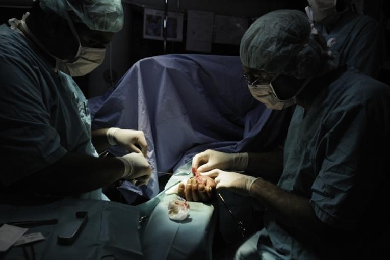 Syrie Opération chirurgicale dans un hôpital MSF Juillet 2013 Robin Meldrum/MSF
