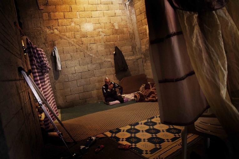 Une famille de réfugiés syriens vivant dans un garage en Turquie. Juillet 2013