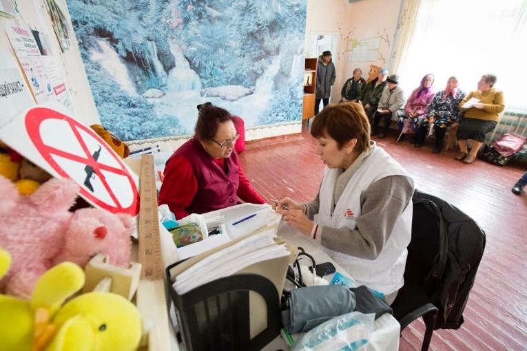 Dans l'est de l'Ukraine MSF a mis en place des cliniques mobiles afin de délivrer des soins médicaux et de santé mentale aux déplacés du conflit. Ici une patiente effectue un check up avec une infirmière MSF. Septembre 2016